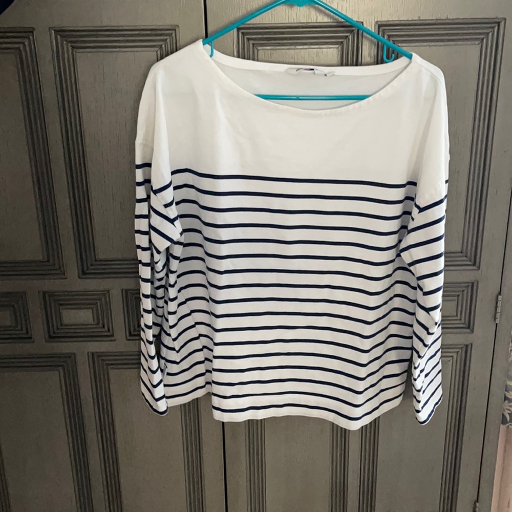 Used in very good condition large Vineyard Vines stripped t-shirt